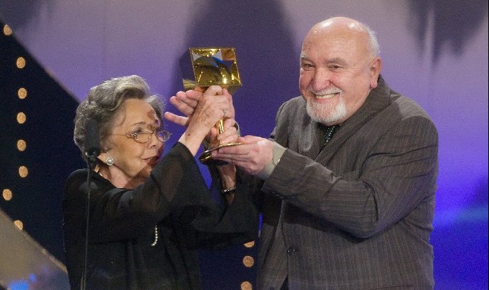 Takhle si přebírala jednu z cen.