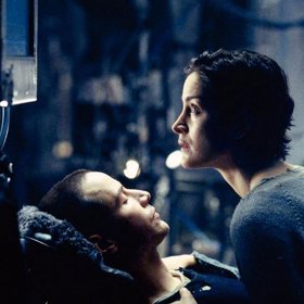 Scénu v kanceláři firmy MetaCortex, kdy Neo (Keanu Reeves) telefonuje s Morpheem (Laurence Fishburne) a málem vypadne z okna, natočil Reeves bez dabléra. Okno bylo skutečně ve výšce 34. patra.