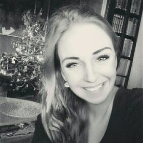 Od předsedy vlády dostala nové oblečení.