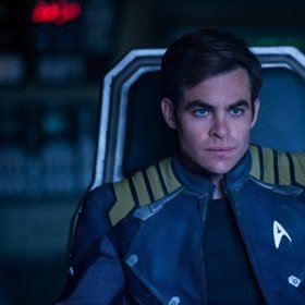Chris Pine jako James Tiberius Kirk v sérii Star Trek.