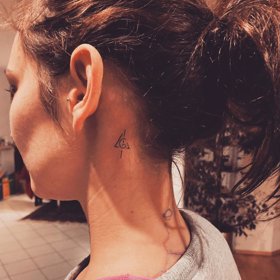 Vedle ucha se ozdobila relikviemi smrti.