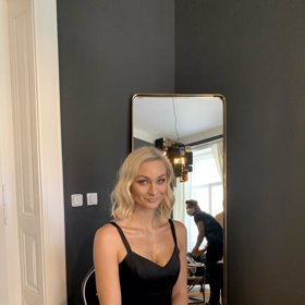 Líčil ji stylista Sam Dolce.