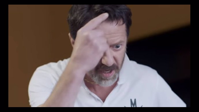 Jiří Langmajer jako trenér Hrouzek. 