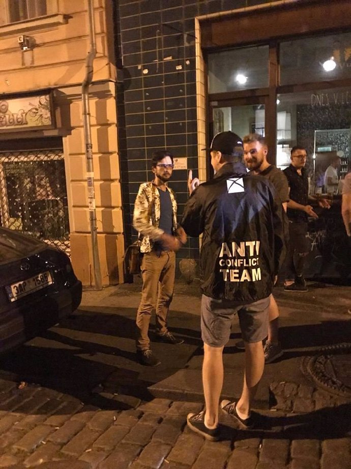 Falešný antikonflikťák se objevil také v ulici Krymská.