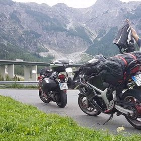 Zdenek zemřel při nehodě.