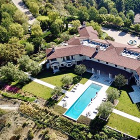 Vilu jim pronajímá Tyler Perry.