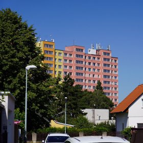 Domky jsou uprostřed panelákové zástavby.