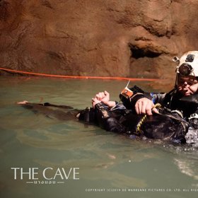 Děti byly společně s trenérem uvězněny v jeskyni po velkých deštích.