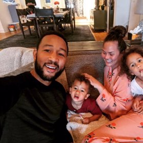 Chrissy je spokojená máma.