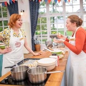 Petra všem soutěžícím pomáhá.