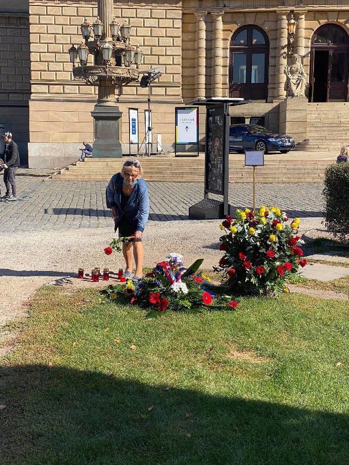 Na pietním místě se už hromadí kytice