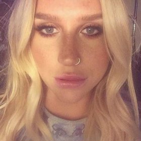 Kesha vypadá trochu jako kapřík.