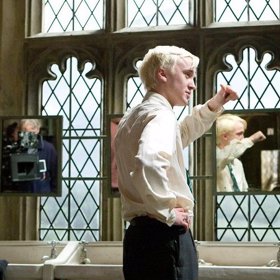 Když jde Draco naposledy do Místnosti nejvyšší potřeby, můžete si zde všimnout harfy, která uspala Chloupka, a šachové figurky krále z prvního filmu.