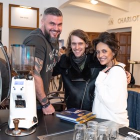 Vypadali jako spokojená rodinka.