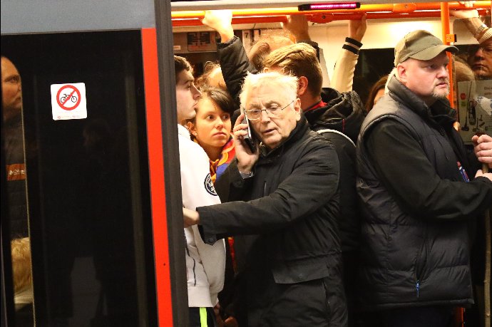 Smrt slavného režiséra oplakávají jeho kolegové, rodina i fanoušci.