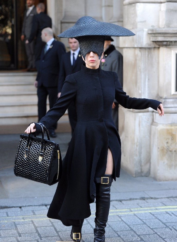 Módní kreace v podání Lady Gaga.