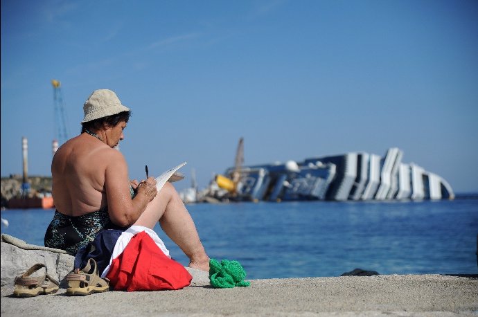 Ticho po evakuaci. Loď, která ještě pár hodin předtím žila hudbou, smíchem a šampaňským, zůstala opuštěná a temná.