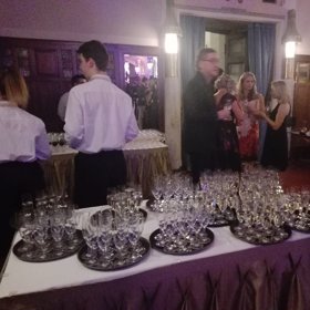 Stůl s nápoji je bohatý.