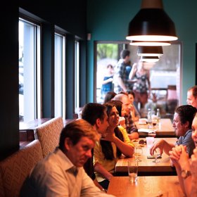 Mimo konzumaci je lidé musí nasadit. Stoly od sebe budou minimálně metr a půl.