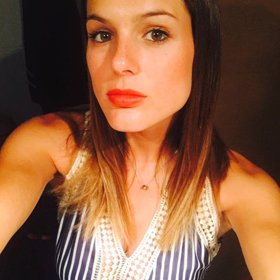 Není divu, že se hokejistovi líbí.