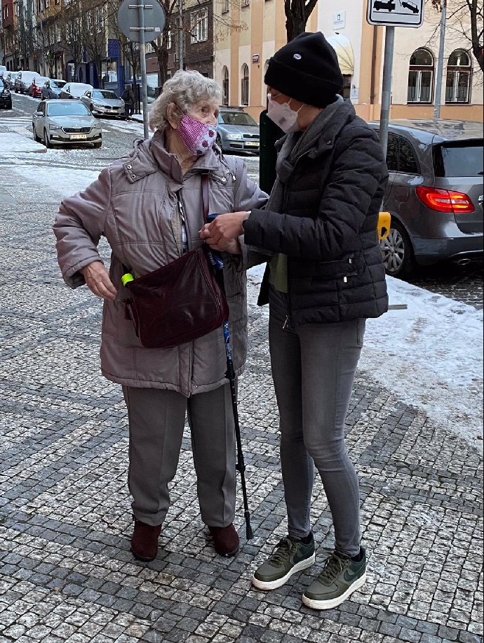 Jednu z důchodkyň dovezla do očkovacího centra Alexandra Udženija.