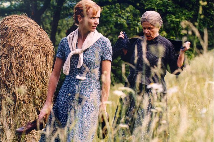 Květa Legátová, autorka knižní předlohy, si nechala část honoráře vyplatit v kočičích granulích. Velkou část věnovala do útulků.