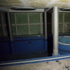 Vedle bazénu je i sauna.