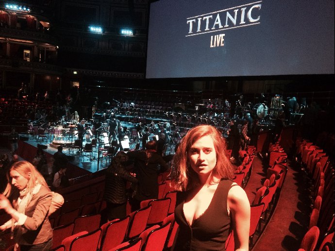 Krásná česká Emma v proslulé anglické Royal Albert Hall.