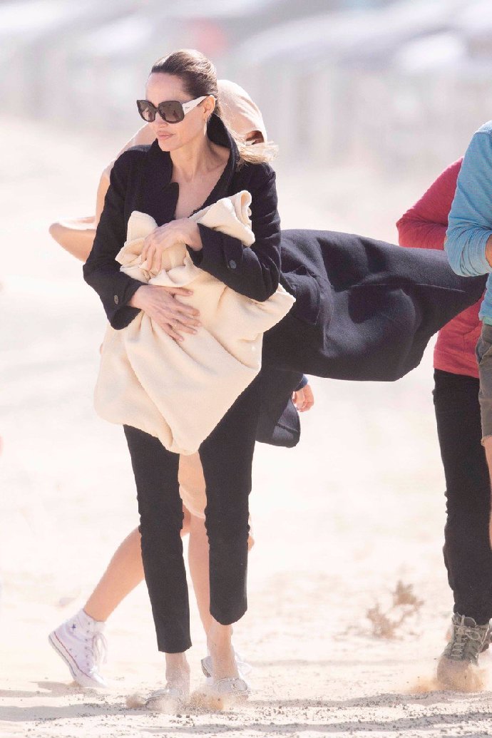 Angelina Jolie je hodně hubená.