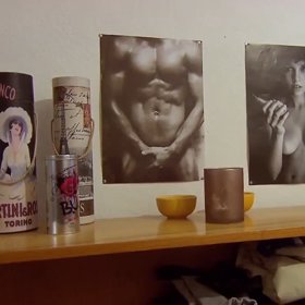 Stěny ložnice zdobí plakáty nahých aktů.