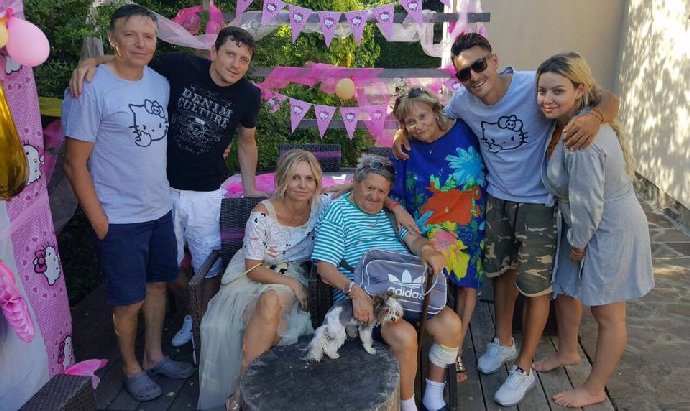 Oslava u tatínka byla hodně pompézní!