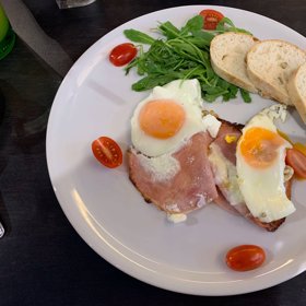 V baru, kde pracuje Dominika Gottová, můžete posnídat vajíčka se šunkou.