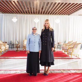 Monika s manželkou marockého premiéra.