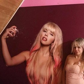 Markéta Galuszková má v jednom z pokojů na zdi sebe.