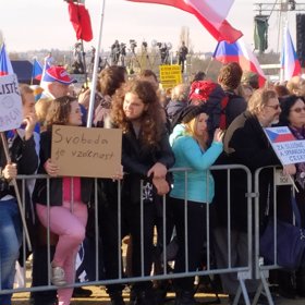 Lidé mávají hesly a čekali na začátek programu.