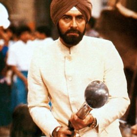 Kabir Bedi si zahrál také v bondovce Chobotnička (1983).