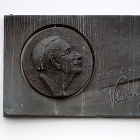 Na vile se nyní nachází i pamětní deska.