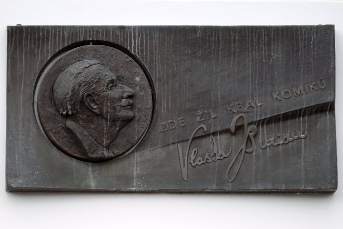 Na vile se nyní nachází i pamětní deska.