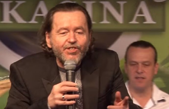 Majitel televize Karel Peterka ve svém vlastním pořadu. A dokonce zpívá!