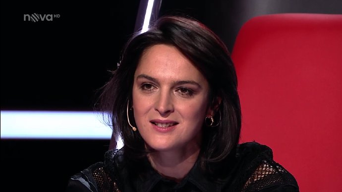 Kritika se na ni snáší ze všech stran, odborníci na řeč těla ale vědí, proč si hrabe do vlasů.