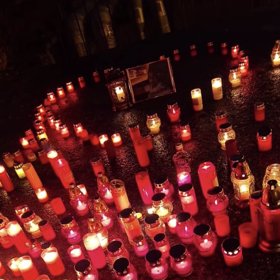 Pomníček se nachází před nemocnicí.