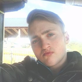 Držíte mu palečky?