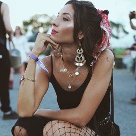 Zamilované hrdličky společně tráví čas v pronajatém domě na pláži Belongil.