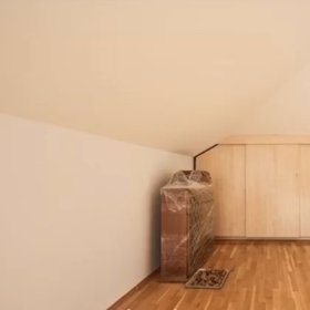 Takhle vypadalo její podkroví dříve. Působilo spíše jako odkládací místnost.