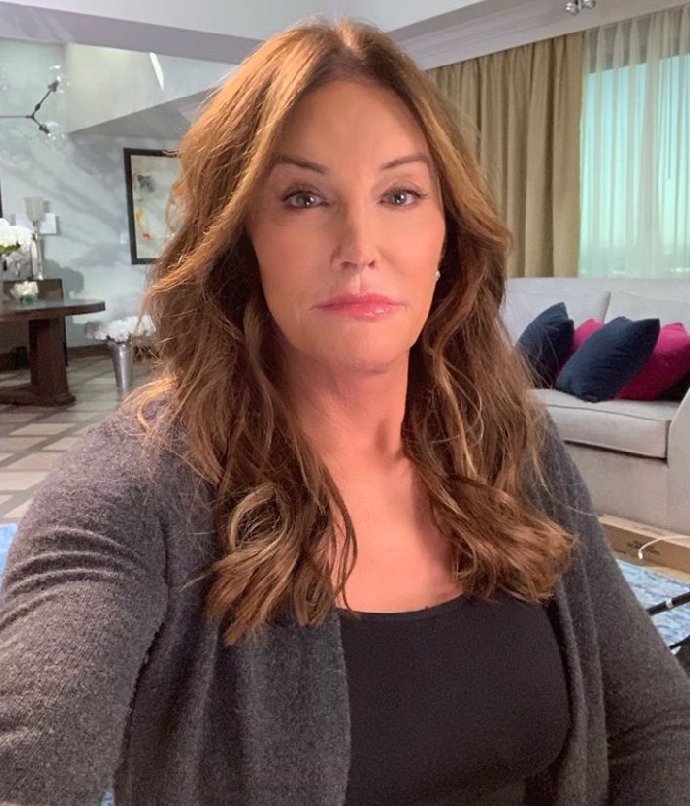 Caitlyn Jenner si upravuje fotky. 