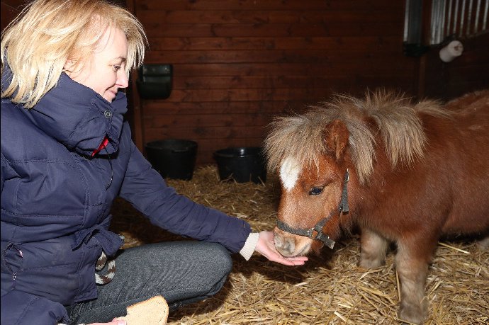 Žilková vypadá, jako by vřele vítala nového člena rodiny pamlskem, ale kdepak s tím na Veroniku, ta určitě nebohé zvíře dokrmovala, aby mělo víc masa.