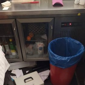 Kavárnu vykradli zloději z pátku na sobotu.