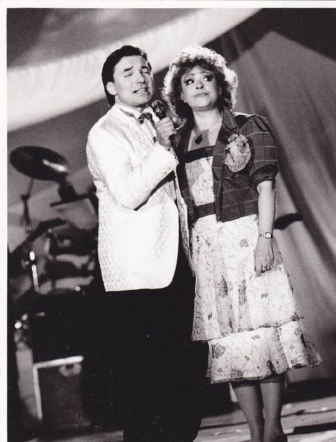 Karel Gott a Jiřina Bohdalová při interpretaci písně Zvonky štěstí v TV show Karel Gott s přáteli v Lucerně.