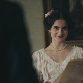 Eva Josefíková ztvárnila v seriálu Božena krásnou básnířku Antonii Reissovou, která tvořila pod jménem Bohuslava Rajská.