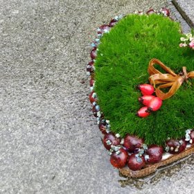 Hrob také zdobí krásné srdce.